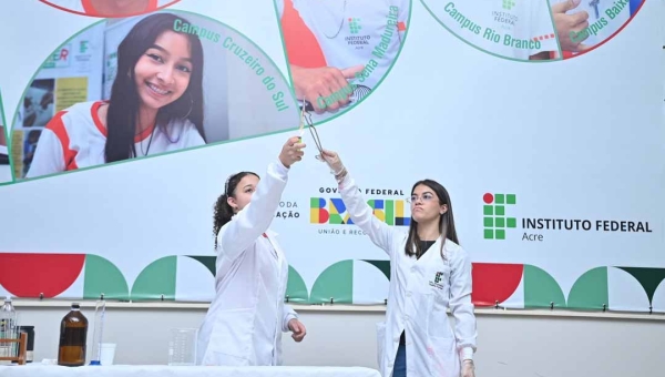 Ifac celebra 15 anos com servidores reunidos e espetáculo de química