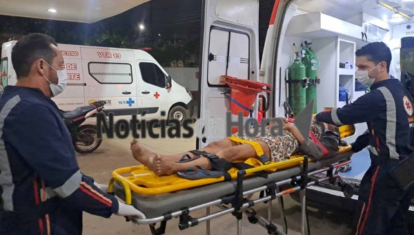 Mulher em surto é atropelada por motoboy ao sair de prédio abandonado na Vila Ivonete, em Rio Branco