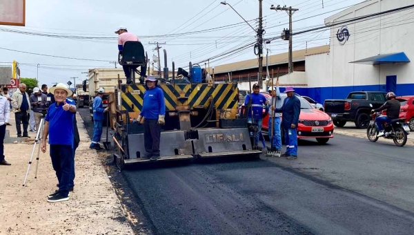 Prefeito Tião Bocalom acompanha obras de recapeamento na Rua Minas Gerais; ação integra o programa municipal de recuperação da malha viária na Capital
