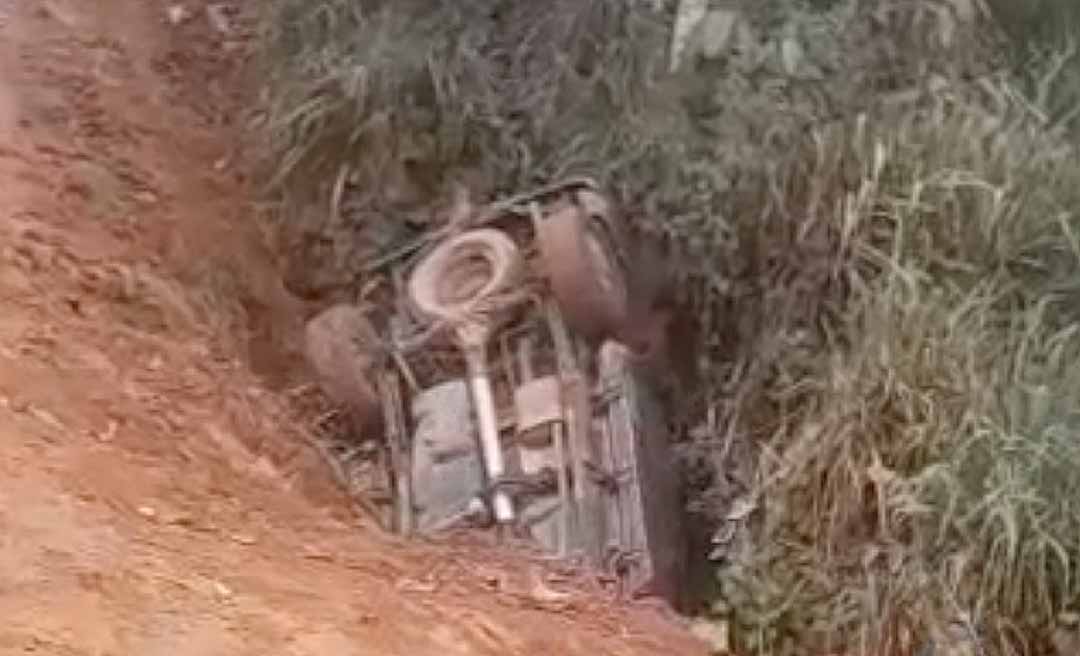 Motorista perde o controle e carro cai em ribanceira durante chuva no interior do Acre