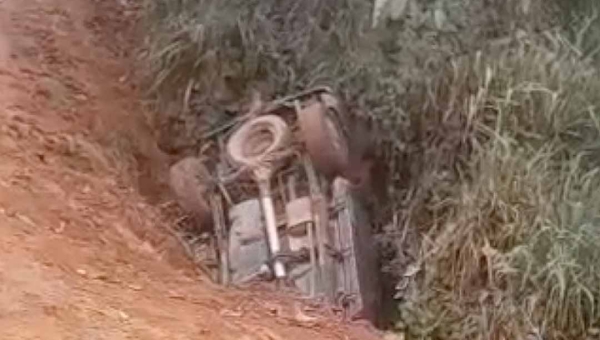 Motorista perde o controle e carro cai em ribanceira durante chuva no interior do Acre