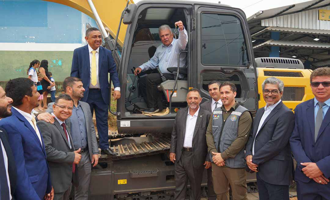 Petecão entrega mercado do produtor e escavadeira no aniversário de Porto Walter com R$ 820 mil em investimentos
