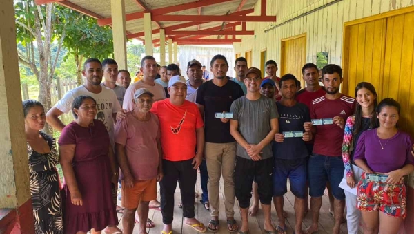 Superintendência Federal da Pesca no Acre entrega carteira de pescador artesanal a indígenas de Mâncio Lima