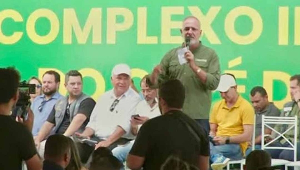 “É a união de todos, é o cooperativismo. Não tem pra onde correr”, diz Luiz Tchê na inauguração de complexo industrial de café em Mâncio Lima