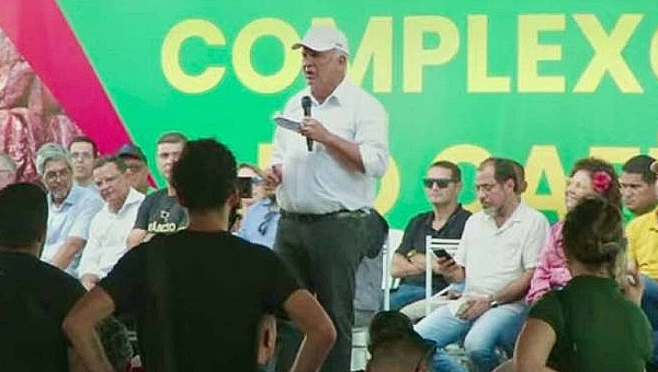 “Entrei na ‘macaxeira’ porque não aceitei plantar café”, diz Petecão na inauguração de complexo industrial em Mâncio Lima