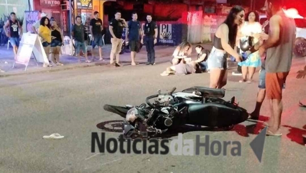 Colisão entre motos deixa jovem com fraturas expostas e o pé dilacerado na Avenida Sobral, em Rio Branco