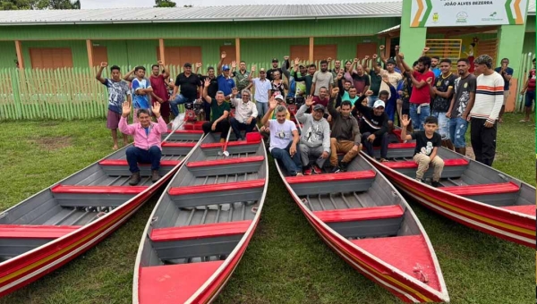 Emenda de Edvaldo Magalhães fortalece luta dos trabalhadores rurais de Marechal Thaumaturgo, com entrega de barcos