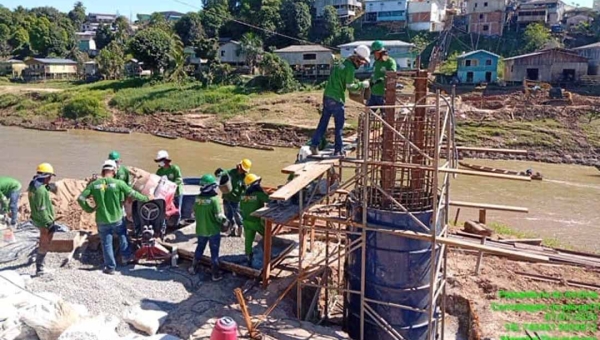 Em Marechal Thaumaturgo, Deracre avança na obra da passarela sobre o Rio Amônia com concretagem e montagem das fôrmas dos pilares