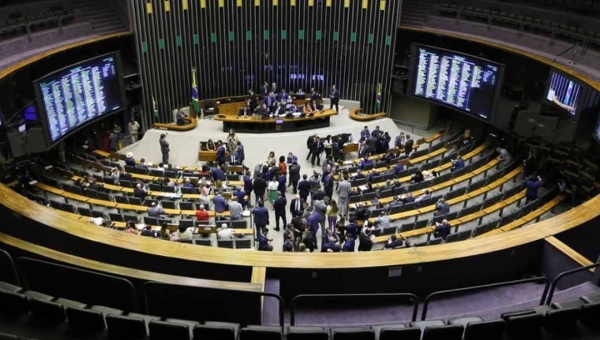 Três dos oito deputados federais do Acre votam pela criação de mais cargos comissionados no Supremo