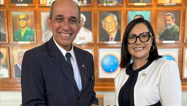 Mailza visita Escola Superior de Guerra no Rio de Janeiro e solicita vagas em cursos estratégicos para o Acre