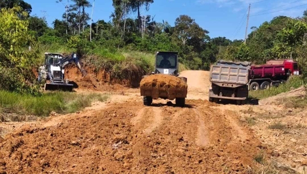 Com 37 km concluídos, Deracre executa reabertura do Ramal Joaquim Souza, em Feijó