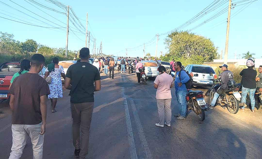 Posseiros expulsos de terras bloqueiam rodovia AC-10, na Estrada de Porto Acre, em protesto contra reintegração de posse