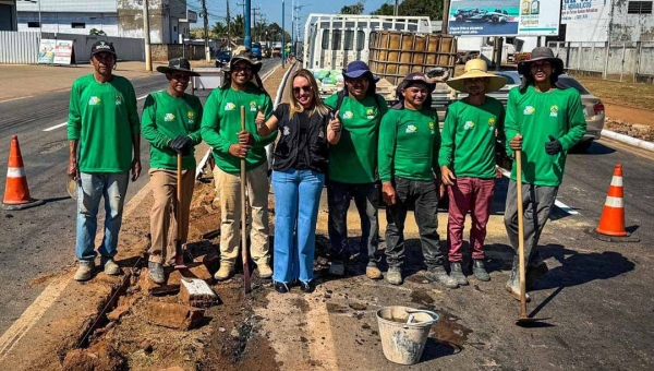 Com trabalho do Deracre, AC-40 passa por melhorias em meio-fio, sinalização e calçadas