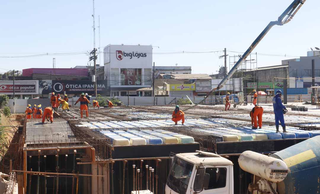 Prefeito Tião Bocalom visita obras do Mercado Elias Mansour e anuncia avanço da segunda fase de concretagem: “Graças a Deus, está dentro do cronograma”