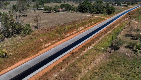 Governador Gladson Cameli e presidente do Deracre, Sula Ximenes, acompanham avanço das obras na AC-445