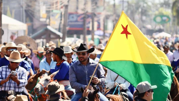 Governador Gladson Cameli participa da Cavalgada e destaca otimismo com os 50 anos da Expoacre: “Maior festa de negócios e reencontro das famílias”