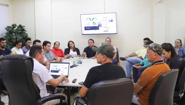Prefeito Jerry Correia recebe Senador Márcio Bittar e recebe ambulância traçada 4x4 para reforçar o atendimento na zona rural