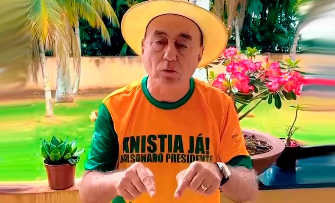 Vestido de verde e amarelo, Bocalom faz convocação para ato pró-Bolsonaro e a favor da anistia em frente ao Palácio