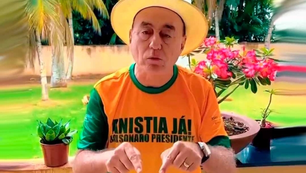Vestido de verde e amarelo, Bocalom faz convocação para ato pró-Bolsonaro e a favor da anistia em frente ao Palácio