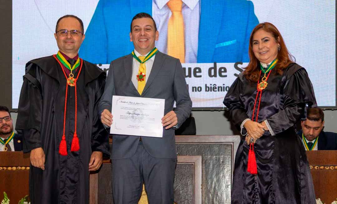 Juiz Felipe Henrique é agraciado com a Medalha do Mérito da Justiça Eleitoral do Estado do Acre
