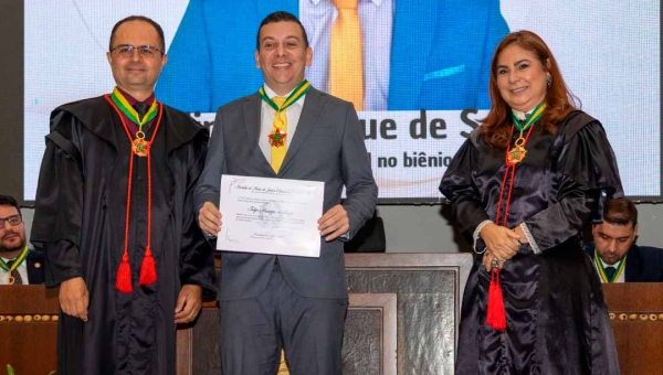 Juiz Felipe Henrique é agraciado com a Medalha do Mérito da Justiça Eleitoral do Estado do Acre