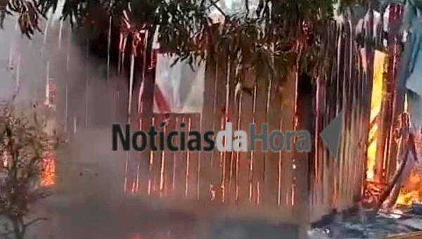 Tragédia: mãe salva três filhos de incêndio que destruiu casa no interior do Acre
