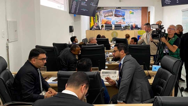 Sessão na Câmara de Vereadores de Rio Branco recomeça com atraso após recesso parlamentar