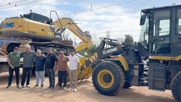 Petecão entrega máquinas e reforça estrutura para obras e produção rural em Epitaciolândia
