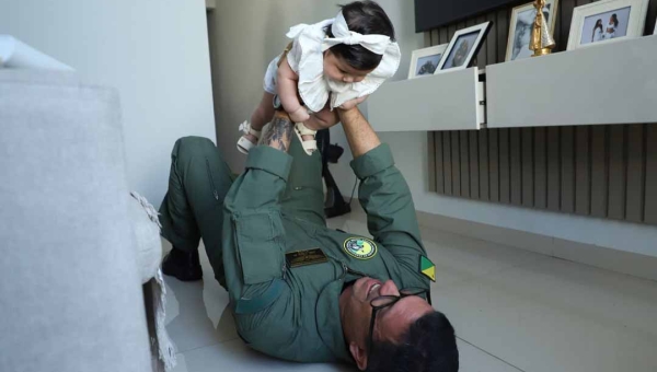 Nas nuvens da paternidade, primeiro Dia dos Pais de um piloto tem novas rotas de amor e responsabilidade