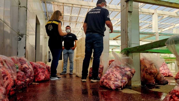 Estabelecimento que vendia carne imprópria para o consumo é lacrado após fiscalização do MPAC e Idaf