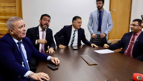 Vereadores de oposição acusam mesa diretora da Câmara de ‘travar’ votação sobre afastamento de Clendes Vilas Boas