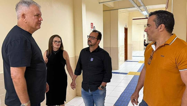 Petecão anuncia ginásio de R$ 1,8 milhão e entrega Vade Mecum na Ufac de Cruzeiro do Sul
