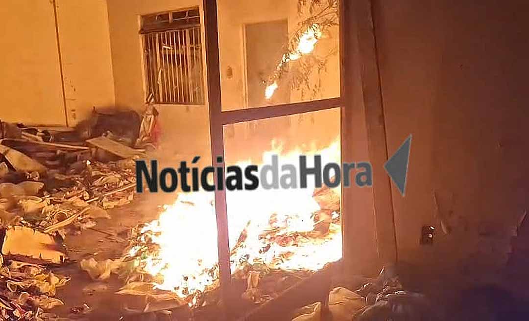 Suspeita de vandalismo: incêndio atinge prédio abandonado no bairro Bosque, em Rio Branco