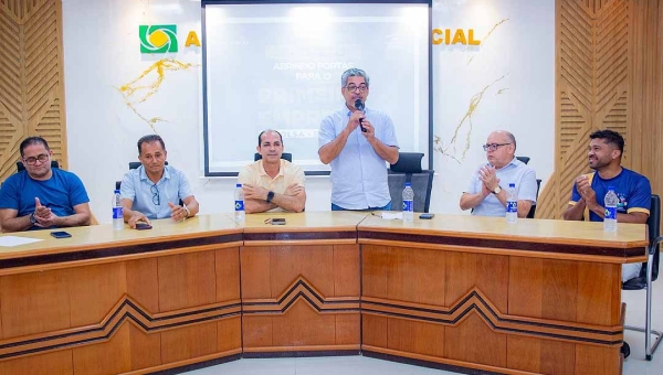 Ao lado de Zequinha, Edvaldo Magalhães participa do lançamento de mais uma edição do Programa Abrindo Portas para o Primeiro Emprego