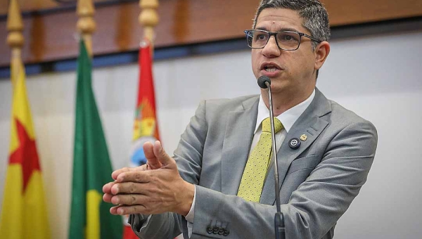 Calegário evita comentar condenação por plágio em prova de concurso aplicada em Tarauacá