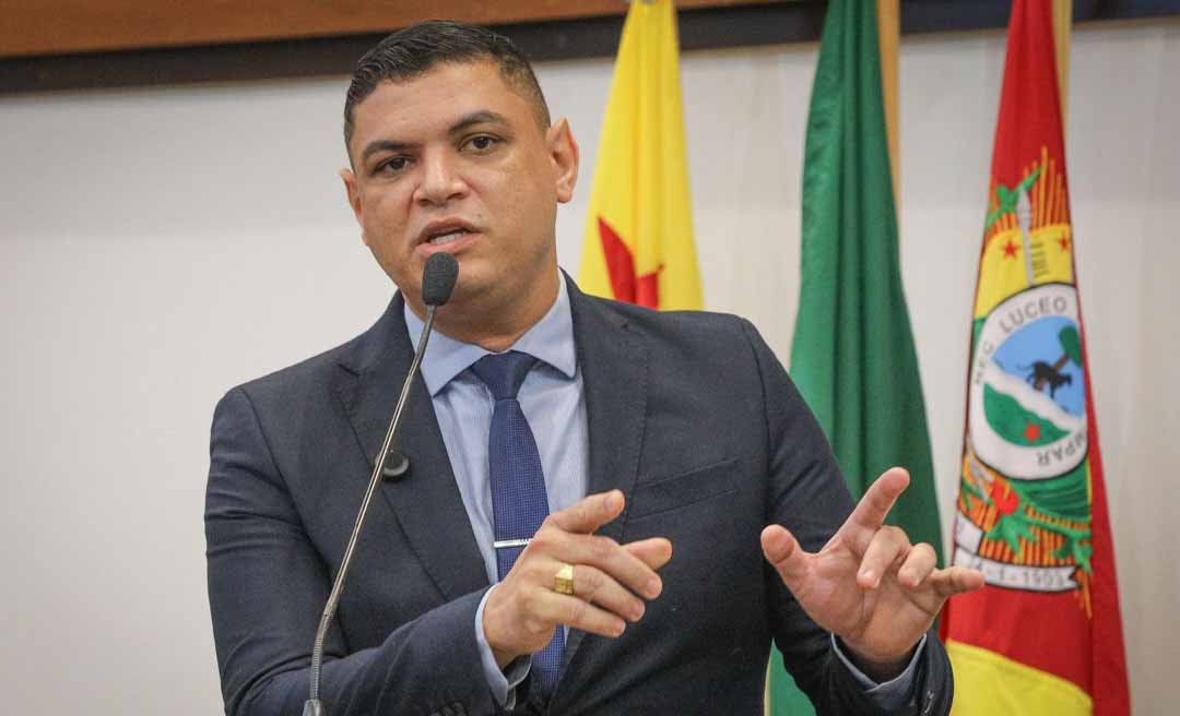 Deputado Pablo Bregense ameaça a deixar a base de Gladson caso secretários sigam “prendendo” pagamento de emendas