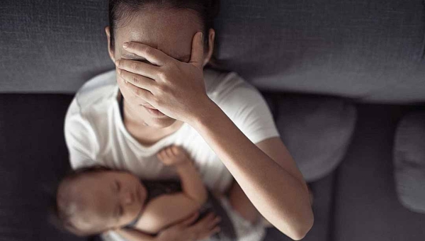 Depressão pós-parto compromete saúde física e emocional de mães e bebês, alertam especialistas