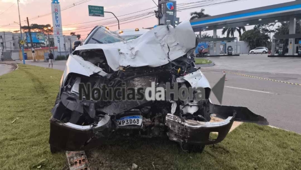 Caminhonete colide contra poste e fica destruída em acidente na Estrada da Floresta, em Rio Branco