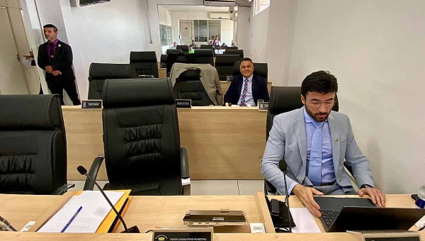 Base se reúne antes do início da sessão na Câmara de Rio Branco e, mais uma vez, atrasa o começo dos trabalhos no parlamento mirim