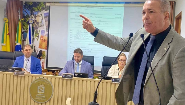 Clima tenso na Câmara de Rio Branco: Neném Almeida confronta Joabe Lira; presidente nega acusações de emedebista e exige provas