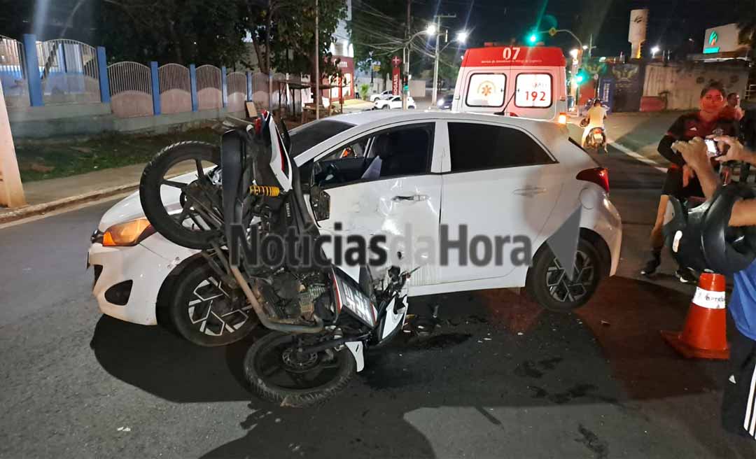 Motociclista fica ferido após carro invadir avenida e desrespeitar sinalização em Rio Branco