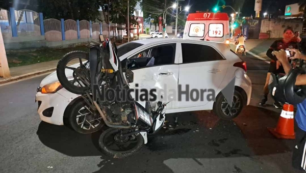 Motociclista fica ferido após carro invadir avenida e desrespeitar sinalização em Rio Branco
