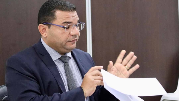 Vereador Fábio Araújo questiona aumento de subsídio do transporte coletivo em Rio Branco