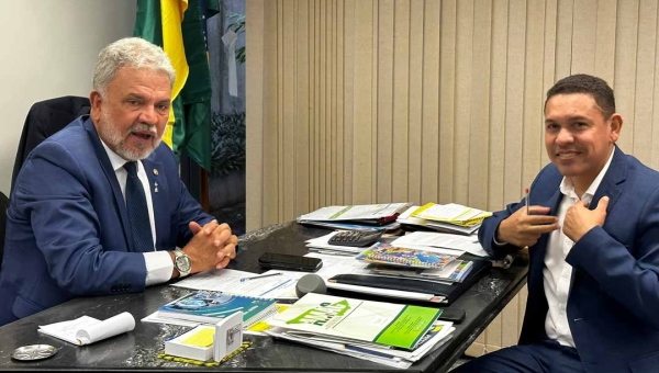 Senador Petecão aposta na piscicultura e investe quase R$ 200 mil na fábrica de gelo em Assis Brasil