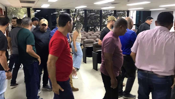 Policiais penais provisórios ameaçados de demissão clamam por socorro na Aleac: “nós estamos à mercê das facções"