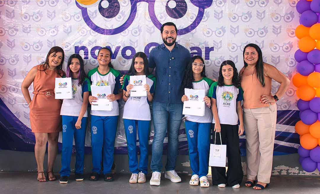 Jarude entrega mais de 100 novos óculos para alunos da Escola Berta Vieira de Andrade pelo projeto Novo Olhar
