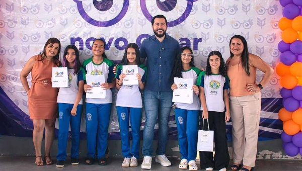 Jarude entrega mais de 100 novos óculos para alunos da Escola Berta Vieira de Andrade pelo projeto Novo Olhar