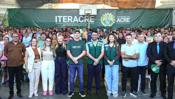 Ao entregar mais de 530 títulos definitivos de terra em Xapuri, governador destaca como regularização fundiária tem mudado vidas