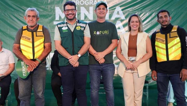 Mototaxistas de Xapuri recebem coletes em ação de segurança viária com presença de Camelí
