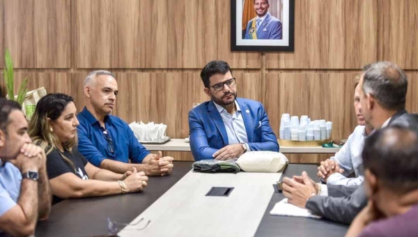 Governador Gladson Camelí recebe missão internacional do Programa REM Acre para avaliação dos resultados de 2025